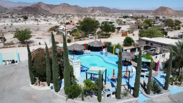Relájese y Refresque en la Hermosa Piscina