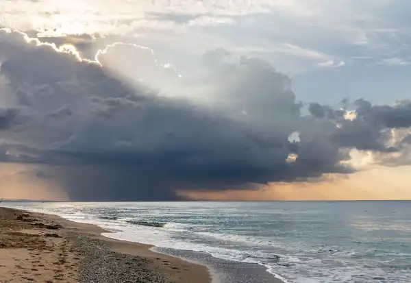 Climate, temperatures, and average rainfall throughout the year