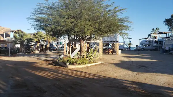 Campamento de RV en Baja México junto a la playa Cerca del Malecón y el Centro